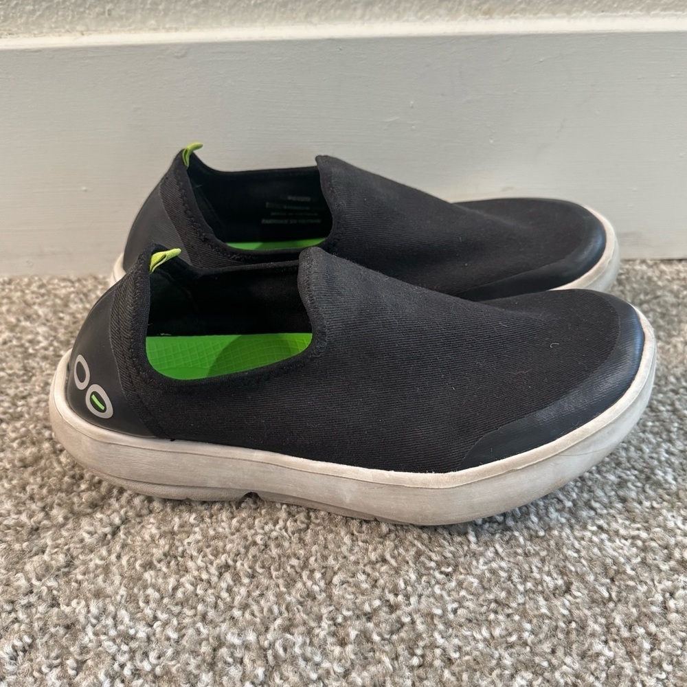 OOFOS Womens OOmg EeZee Black Low Slip On Casual Shoes Sneakers Size 8